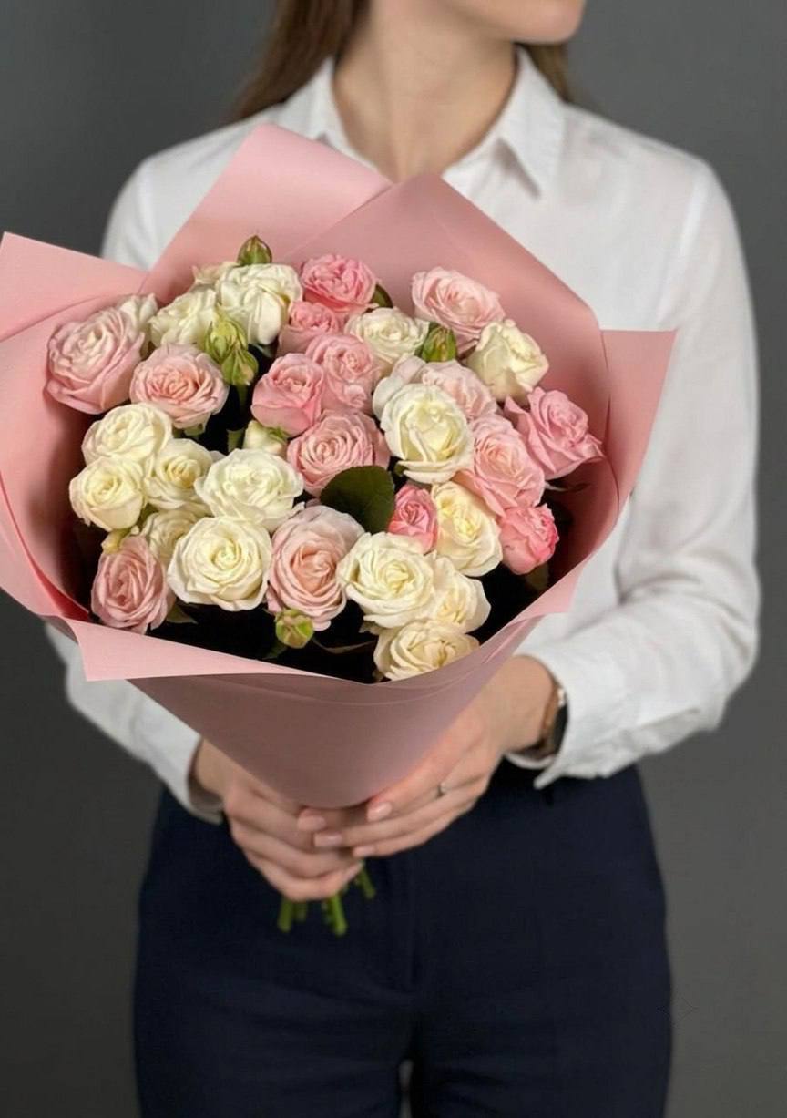 Моно-букет из кустовых роз